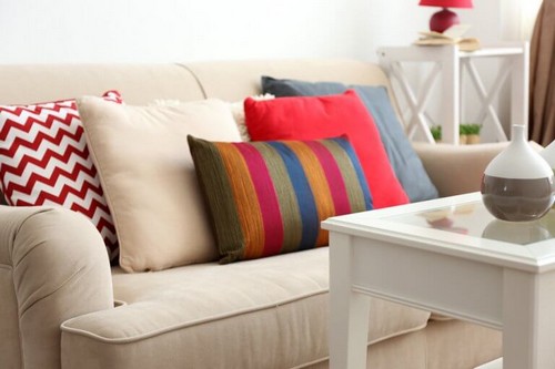Sofa med forskellige slags puder 