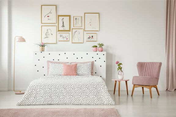 soveværelse med lyserøde elementer