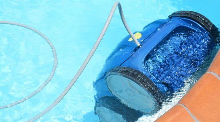 Fiks problemer med vandet i din pool med en rengøringsrobot