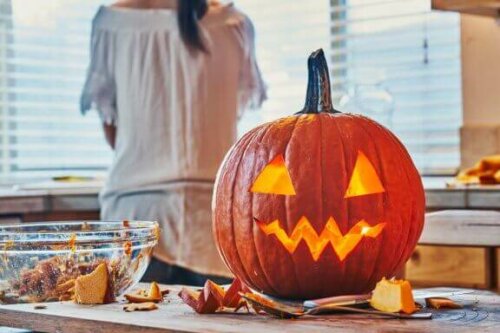 halloween-græskar på køkkenbord