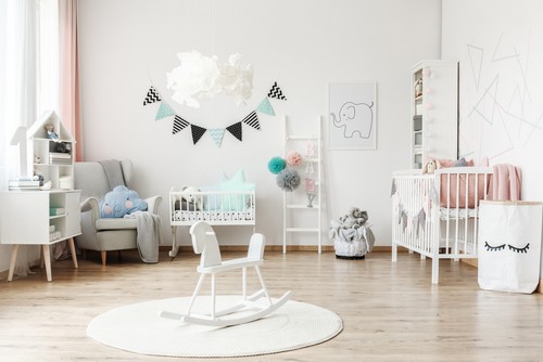 Et børneværelse med hvide møbler 