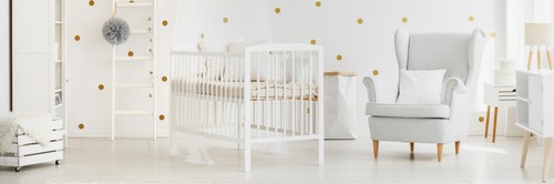 Børneværelse med hvide møbler 