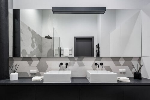 Badeværelse med sorte, grå og hvide nuancer