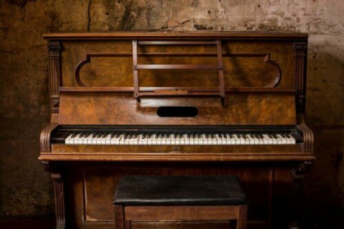 brunt klaver op mod væg