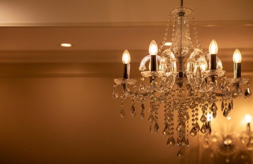 En lysekrone hænger fra loftet. Dette er en fantastisk måde at få bedre belysning i hjemmet.
