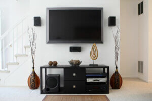 6 råd til at få dit TV til at passe ind i din dekoration