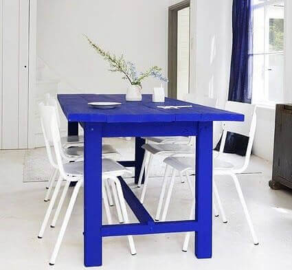 blåt spisebord med hvide stole