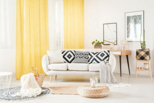 gule gardiner i stue