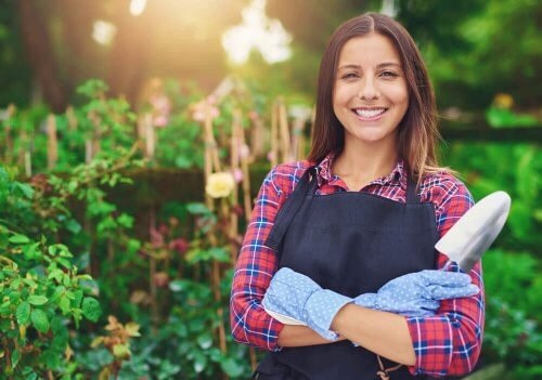 Kvinde laver havearbejde 