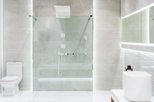 Du kan modernisere dit badeværelse med en stor brusekabine