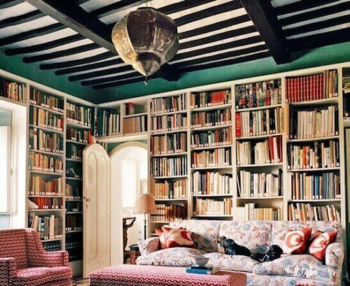 stort bibliotek i et hjem