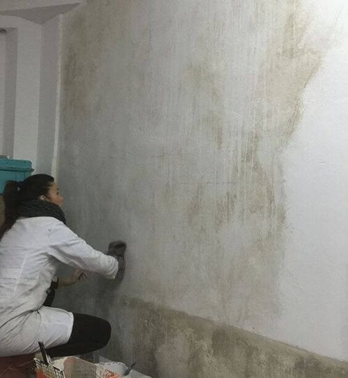 Kvinde behandler en væg 