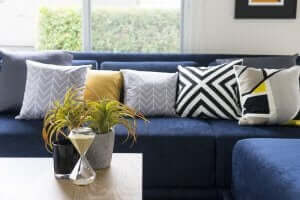 blå sofa med farvede dekorationer