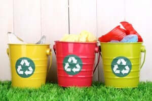 farvekodning til genbrugsbeholdere gør sorteringen af affald lettere