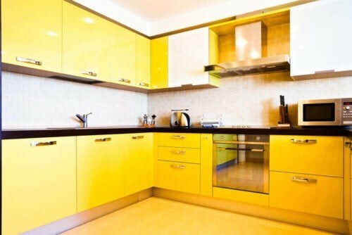 Et helt gult køkken