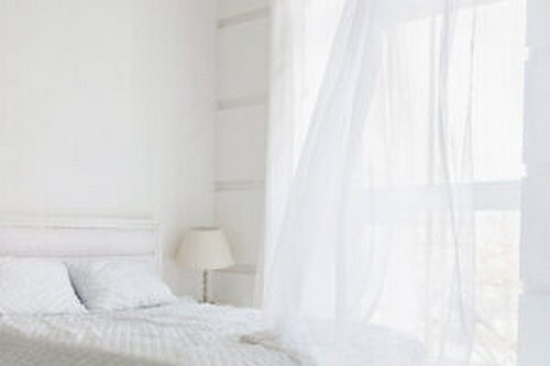 Et hvidt soveværelse er med til at skabe Feng Shui i hjemmet 