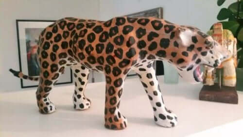 dyreskulpturer fås også i form af leoparder som disse