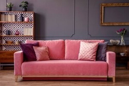 Lyserød sofa i fløjl