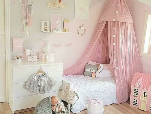 lyserødt og hvidt pigeværelse