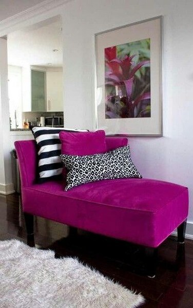En magentafarvet sofa i stuen