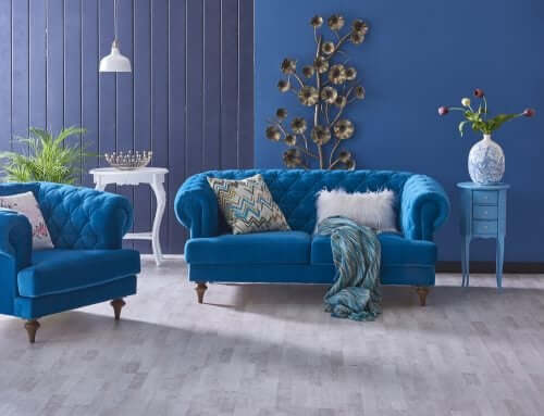 Stue med indigo-vægge og sofaer 