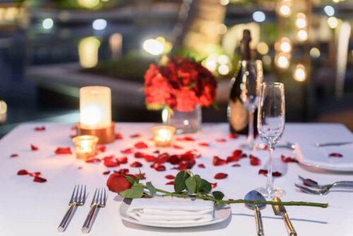 borddækning til romantisk middag
