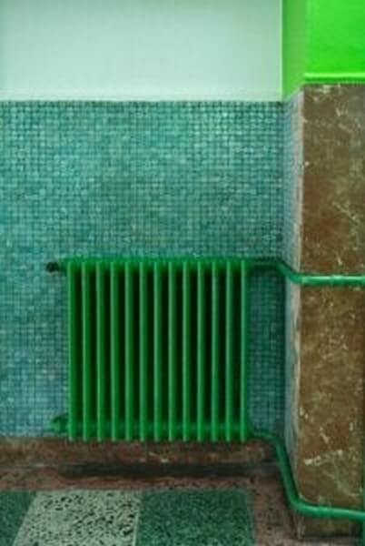 Grøn radiator på badeværelset 