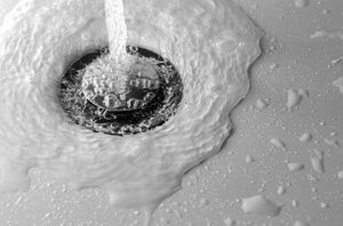 Vand løber ned i en håndvask