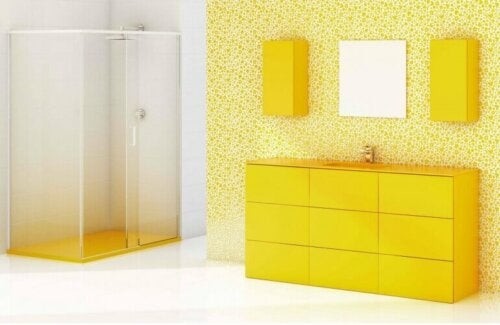 Badeværelse med mange gule nuancer 