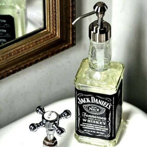 Hjemmelavet sæbedispenser af Jack Daniels-flaske 