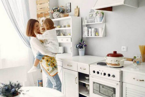Sådan skaber du et børnesikkert køkken i hjemmet