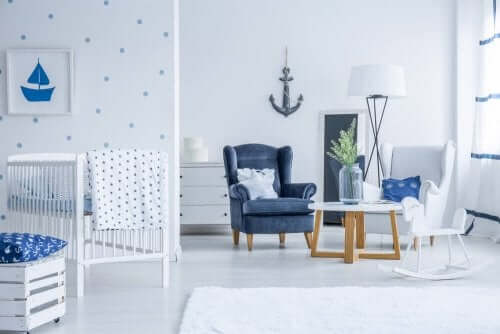 et nautisk soveværelse indrettet i hvid og blå
