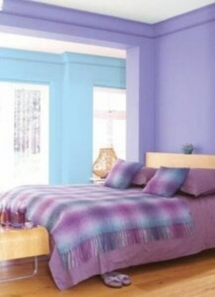 Soveværelse med lilla vægge