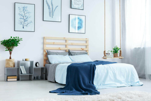 soveværelse med blå elementer