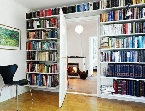 En høj bogreol vil få hjemmet til at se større og lysere ud