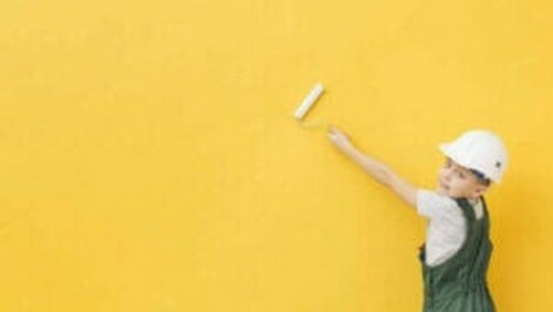 Dreng maler væg gul 