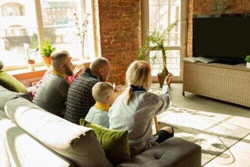 Familie ser fjernsyn sammen