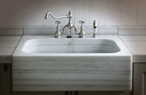 af de forskellige køkkenvaske, er marmor et sjældent valg