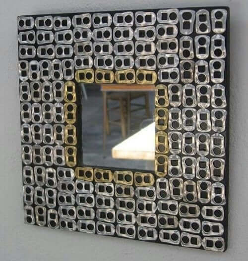Spejlramme lavet af trækringe fra dåser 