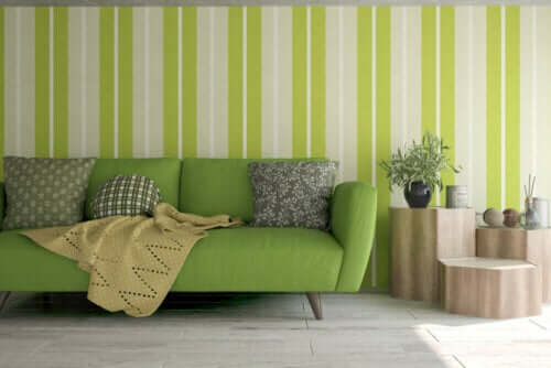 stribet væg og grøn sofa