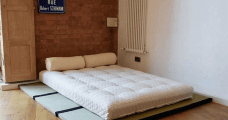 eksempel på et af de små soveværelser med en seng på en tatami
