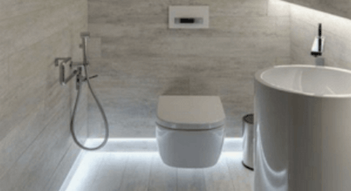 Badeværelse med gulvlys