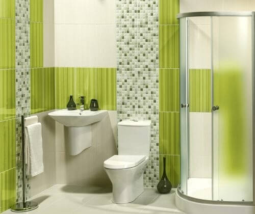 Badeværelse med grønne detaljer