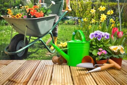 redskaber til at forberede din have på sommeren
