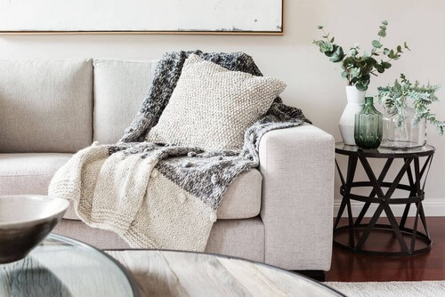 Sofa med hyggetæppe og pude