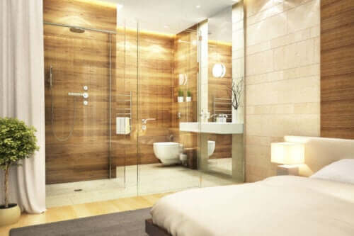 badeværelse med væg af glas