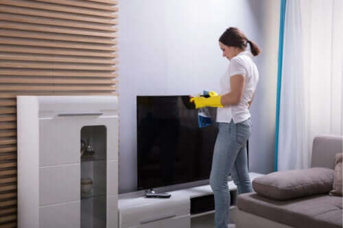 kvinde der rengør fjernsyn