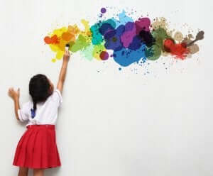 lille pige der dekorerer en væg
