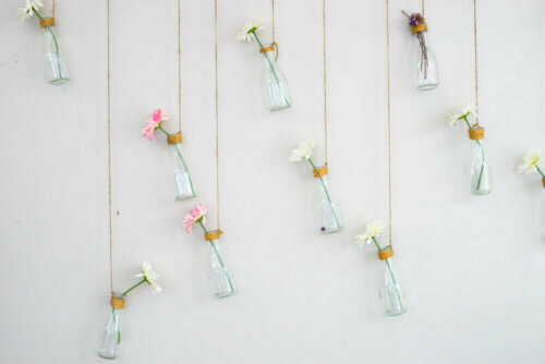 blomster i små glasflasker