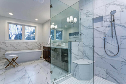brug af marmor på Art Deco badeværelse